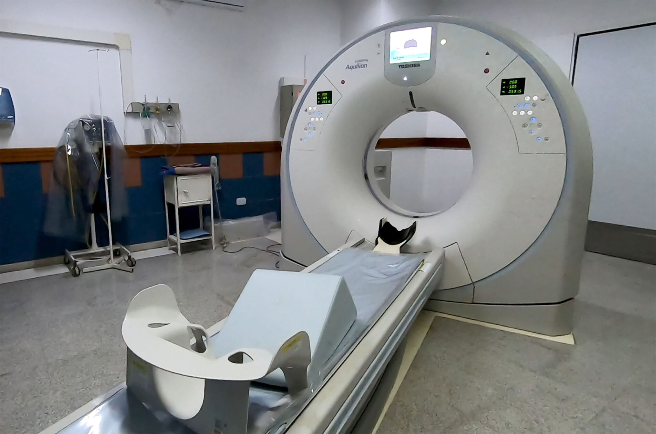 Equipo de tomografía mostrado en el sitio del hospital